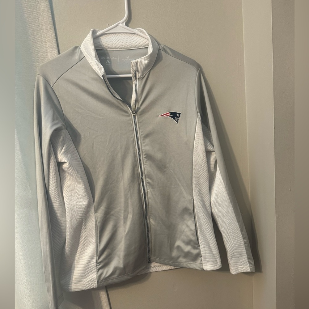 Patriots zip up